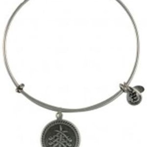 Fyn silwer armband met presies die ontwerpte “medaljes” op.  Die groter medalje het die motief van sewe swaarde.